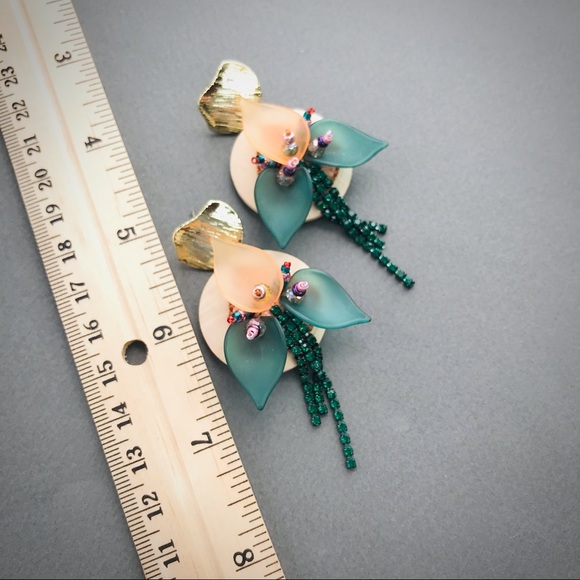 Earrings with wood floral pendant - Picture 11 of 14